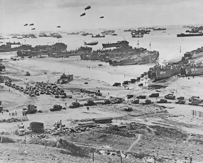 Vogelperspectief van landingsvaartuigen, barrageballonnen en geallieerde troepen die landen in Normandië, Frankrijk op D-Day, 6 juni 1944 door American Photographer